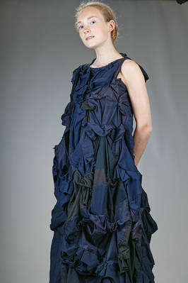 abito 'sculpture' longuette, costruito a patchwork di tasselli di cotone e lino tono su tono - DANIELA GREGIS 