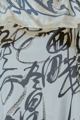 tunica lunga e ampia in satin di seta stampata a graffiti dipinti - JUNYA WATANABE 