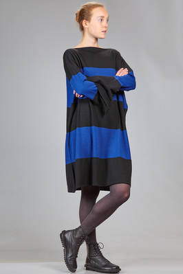 abito sotto al ginocchio, ampio, in maglia rasata di lana con alte righe bicolore - DANIELA GREGIS 