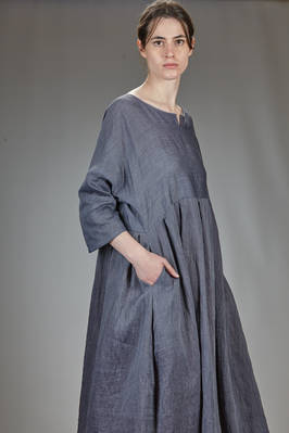 abito lungo e ampio, in garza doppiata di carta tessile, cupro e nylon a pois tono su tono - SHU MORIYAMA 