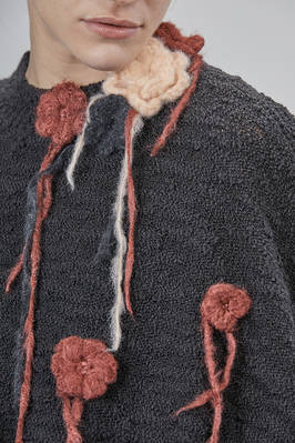 maglia al fianco, morbida, in maglia di lana merino extrafine e poliammide e rose in seta - LUSSI 