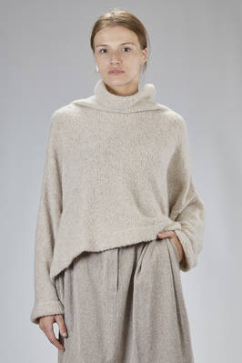 short and wide sweater in incredibly soft cashmere and silk bouclé knit  - 384