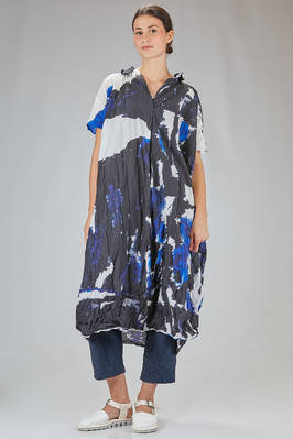 long and wide dress in washed cotton and printed in blue and white tones  - 195