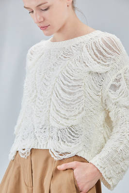 maglia corta e morbida in maglia a fili stramati in orizzontale di cotone organico - ISABEL BENENATO 