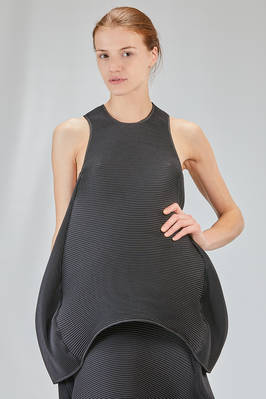 long and flared 'sculpture' top in polyester plissé  - 397