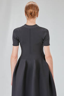 abito con lunghezza midi, voluminoso e asciutto, in maglia elastica di poliestere riciclato - CFCL 
