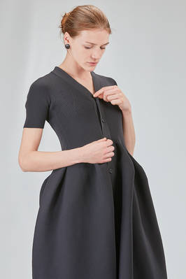 abito con lunghezza midi, voluminoso e asciutto, in maglia elastica di poliestere riciclato - CFCL 