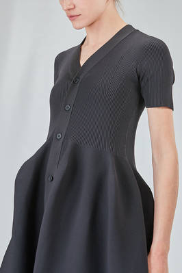 abito con lunghezza midi, voluminoso e asciutto, in maglia elastica di poliestere riciclato - CFCL 