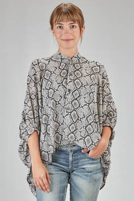 oversize shirt, asymmetric, in printed polyester georgette  - 74