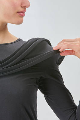 t-shirt 'sculpture', lunga e asciutta, in jersey di nylon stretch e poliuretano - JUNYA WATANABE 