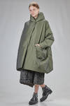 oversized knee-length down jacket in iridescent polyester taffeta - SHU MORIYAMA 