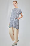 long and slim tunic in polyester froissé with tone on tone motif - SHU MORIYAMA 