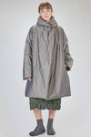 cappotto sopra al ginocchio, ampio e svasato, in satin cangiante di poliestere imbottito - SHU MORIYAMA 