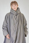 cappotto sopra al ginocchio, ampio e svasato, in satin cangiante di poliestere imbottito - SHU MORIYAMA 