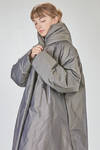cappotto sopra al ginocchio, ampio e svasato, in satin cangiante di poliestere imbottito - SHU MORIYAMA 