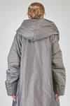 cappotto sopra al ginocchio, ampio e svasato, in satin cangiante di poliestere imbottito - SHU MORIYAMA 