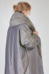 cappotto sopra al ginocchio, ampio e svasato, in satin cangiante di poliestere imbottito - SHU MORIYAMA 