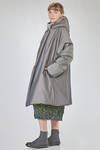 cappotto sopra al ginocchio, ampio e svasato, in satin cangiante di poliestere imbottito - SHU MORIYAMA 
