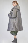 cappotto sopra al ginocchio, ampio e svasato, in satin cangiante di poliestere imbottito - SHU MORIYAMA 