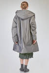 cappotto sopra al ginocchio, ampio e svasato, in satin cangiante di poliestere imbottito - SHU MORIYAMA 