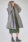 cappotto sopra al ginocchio, ampio e svasato, in satin cangiante di poliestere imbottito - SHU MORIYAMA 