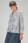 hip-lenght shirt, wide, in washed cotton poplin with floral print - BERGFABEL 