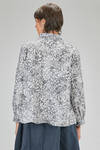 hip-lenght shirt, wide, in washed cotton poplin with floral print - BERGFABEL 
