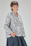 hip-lenght shirt, wide, in washed cotton poplin with floral print - BERGFABEL 
