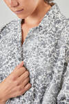 hip-lenght shirt, wide, in washed cotton poplin with floral print - BERGFABEL 