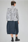 hip-lenght shirt, wide, in washed cotton poplin with floral print - BERGFABEL 