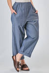 pantalone ampio in denim leggerissimo di cotone lavato - MANUELLE GUIBAL 