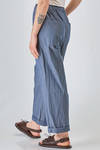 pantalone ampio in denim leggerissimo di cotone lavato - MANUELLE GUIBAL 
