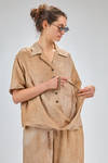 camicia ampia, al fianco, in tela tratta e sfumata di lino, parti in cupro - ZIGGY CHEN 
